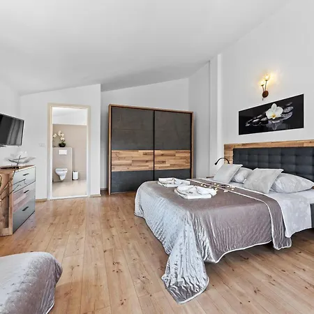 Five Bedroom Emily With Pool In Willa