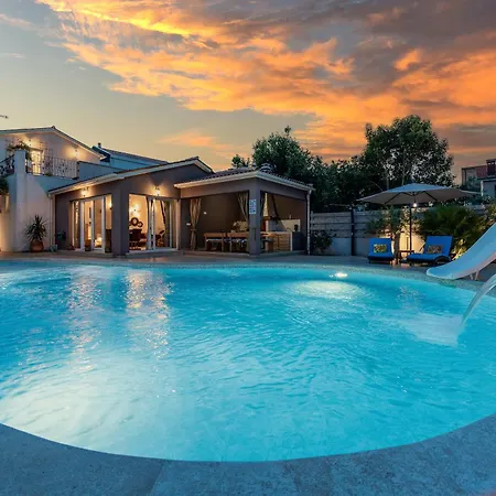 Five Bedroom Emily With Pool In Medulin