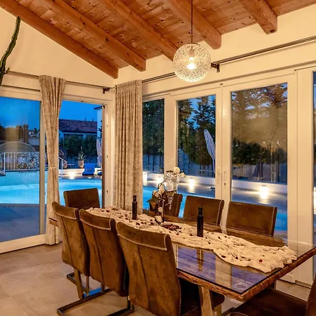 Five Bedroom Emily With Pool In * Medulin