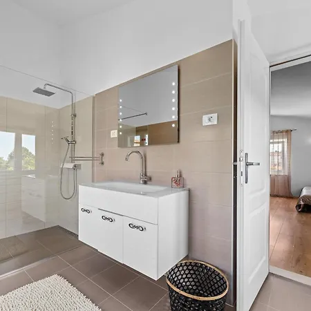 Five Bedroom Emily With Pool In Willa *