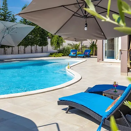 Five Bedroom Emily With Pool In Willa