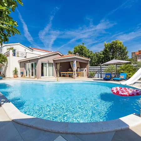 Five Bedroom Emily With Pool In *