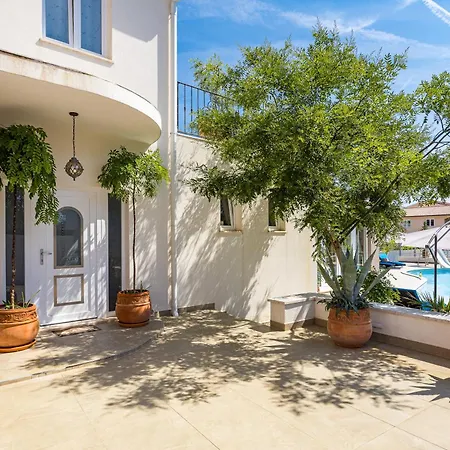 Five Bedroom Emily With Pool In * Medulin