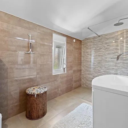 Willa Five Bedroom Emily With Pool In *