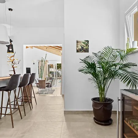 Willa Five Bedroom Emily With Pool In