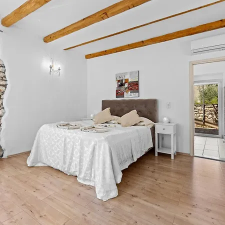 Five Bedroom Emily With Pool In * Medulin