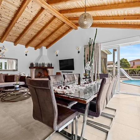 Five Bedroom Emily With Pool In Willa