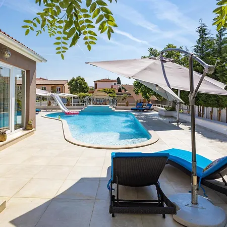 Five Bedroom Emily With Pool In Willa *