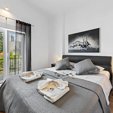 Five Bedroom Emily With Pool In *