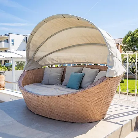 Willa Five Bedroom Emily With Pool In *