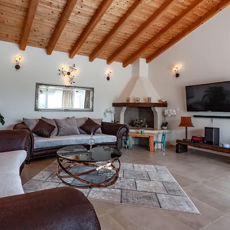 Five Bedroom Emily With Pool In *