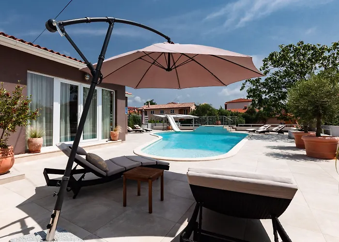 Five Bedroom Emily With Pool In