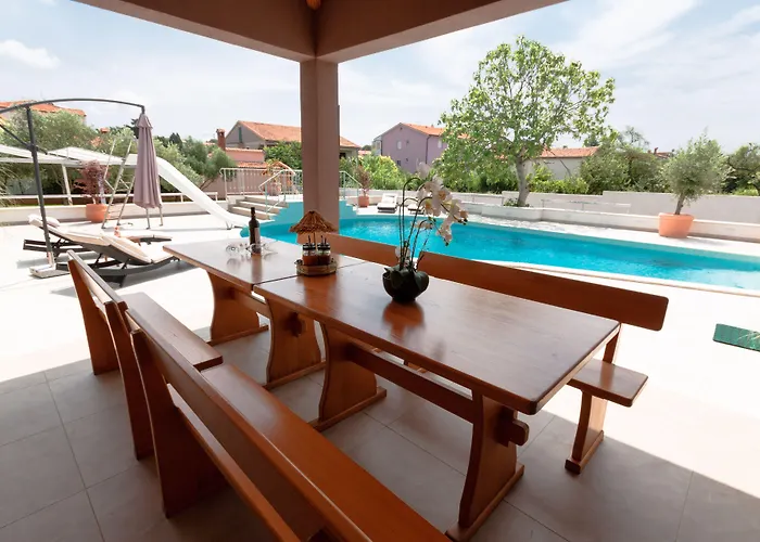 Five Bedroom Emily With Pool In