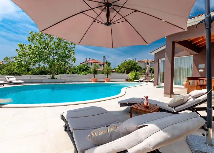 Five Bedroom Emily With Pool In Medulin