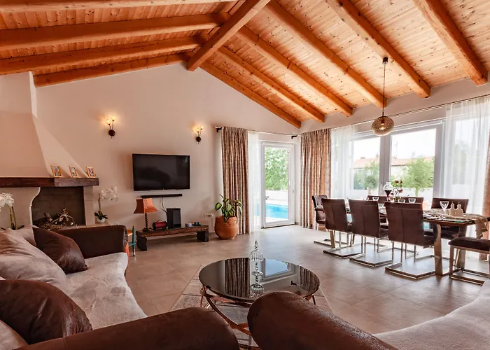 Five Bedroom Emily With Pool In *