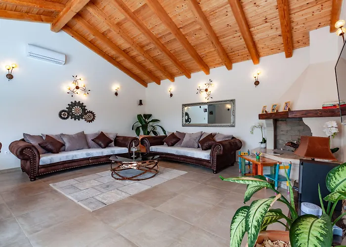 Villa Five Bedroom Emily With Pool In *