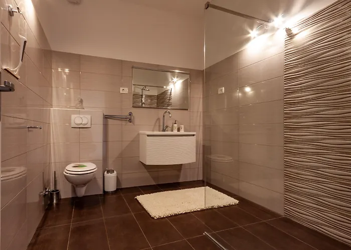 Villa Five Bedroom Emily With Pool In