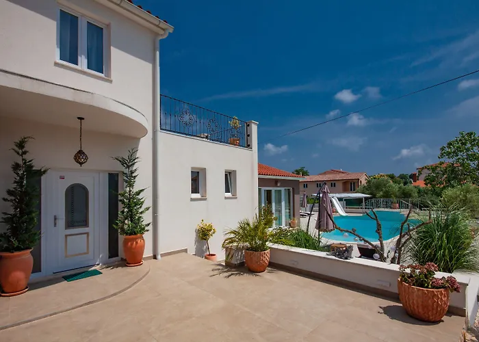 Five Bedroom Emily With Pool In * Medulin