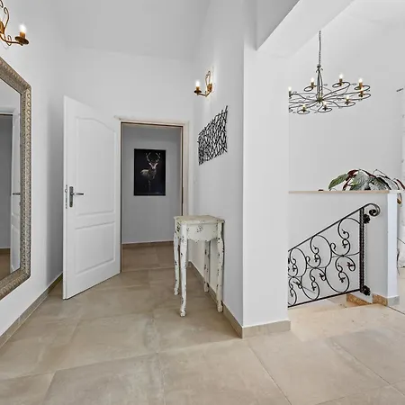 Five Bedroom Emily With Pool In * Medulin