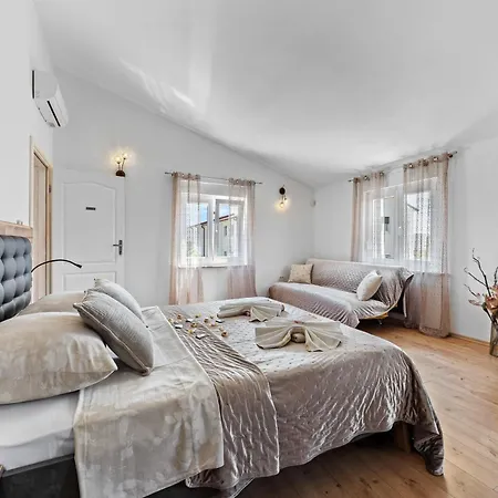 Five Bedroom Emily With Pool In *