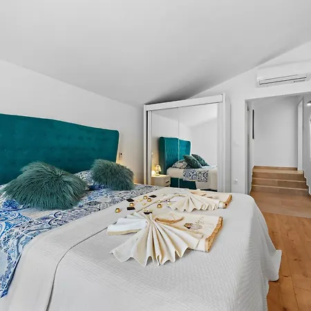 Villa Five Bedroom Emily With Pool In