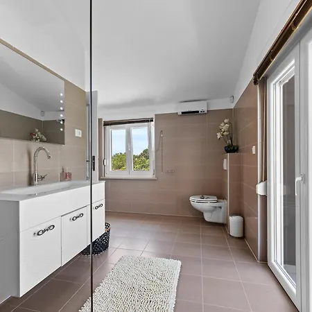 Five Bedroom Emily With Pool In 빌라 메덜린