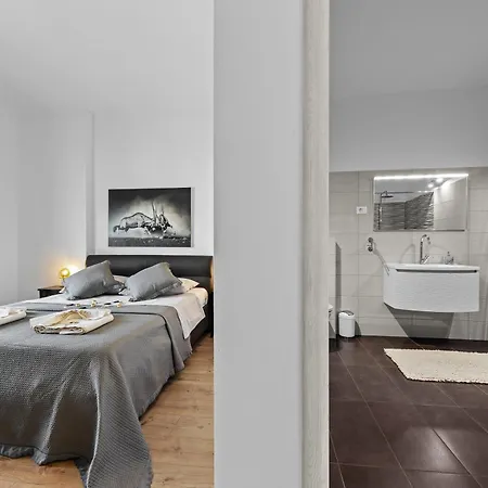 빌라 Five Bedroom Emily With Pool In 메덜린