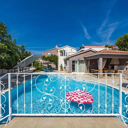 Five Bedroom Emily With Pool In
