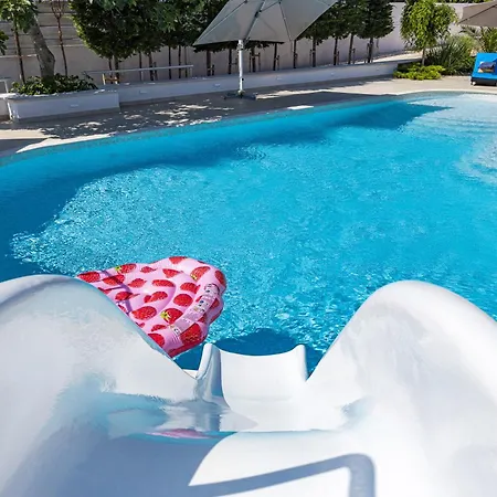 빌라 Five Bedroom Emily With Pool In *