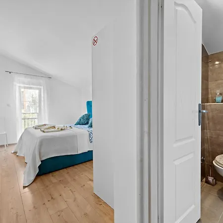 Five Bedroom Emily With Pool In 빌라 *