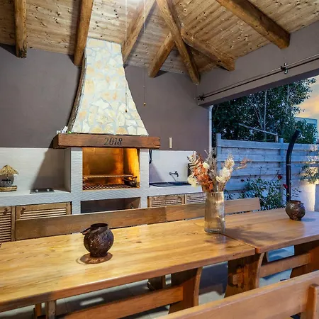 Villa Five Bedroom Emily With Pool In *