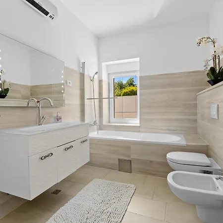 빌라 Five Bedroom Emily With Pool In *
