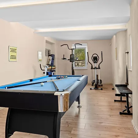 Five Bedroom Emily With Pool In