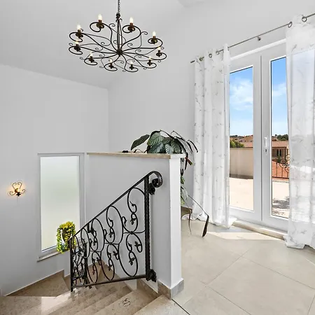 Five Bedroom Emily With Pool In Villa