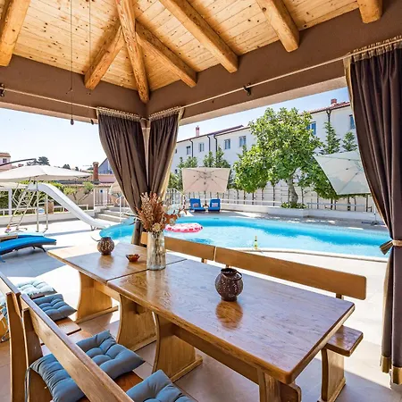 빌라 Five Bedroom Emily With Pool In