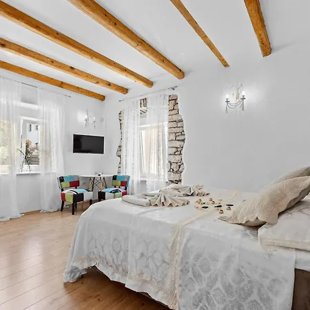 Five Bedroom Emily With Pool In Villa *
