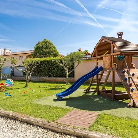 Five Bedroom Emily With Pool In Medulin