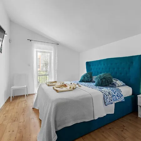빌라 Five Bedroom Emily With Pool In 메덜린