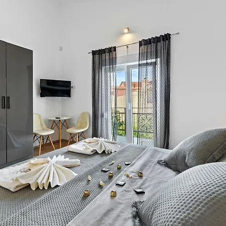 Villa Five Bedroom Emily With Pool In *