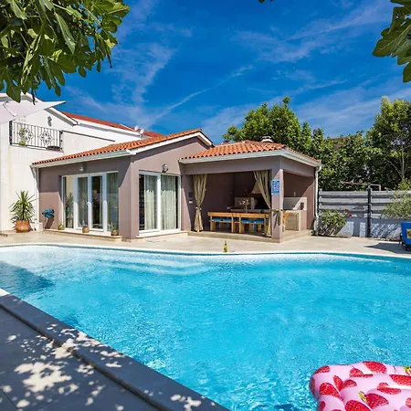 Five Bedroom Emily With Pool In Villa Medulin