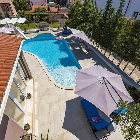 Villa Five Bedroom Emily With Pool In *
