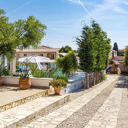 Five Bedroom Emily With Pool In Villa