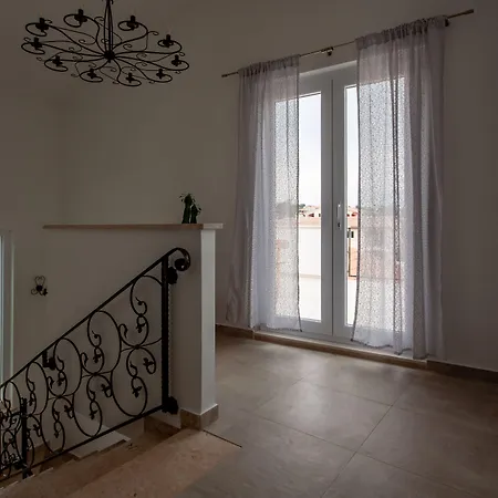 빌라 Five Bedroom Emily With Pool In *
