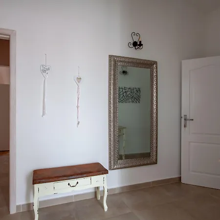 빌라 Five Bedroom Emily With Pool In
