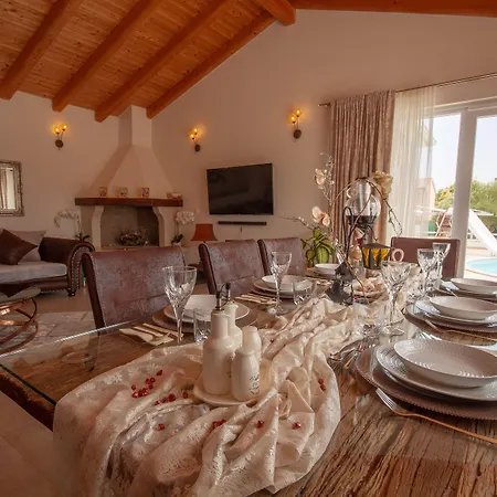 Five Bedroom Emily With Pool In 빌라 메덜린
