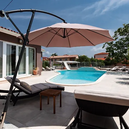 Five Bedroom Emily With Pool In