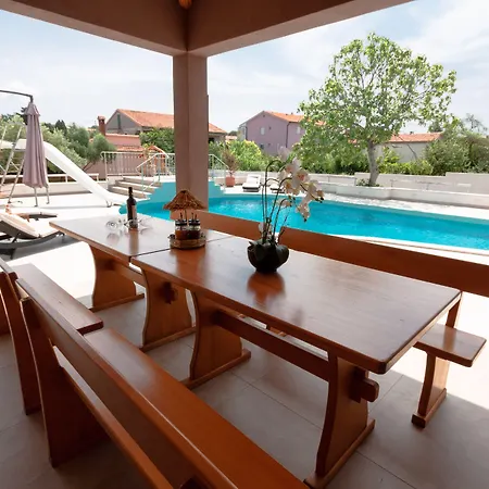 Five Bedroom Emily With Pool In