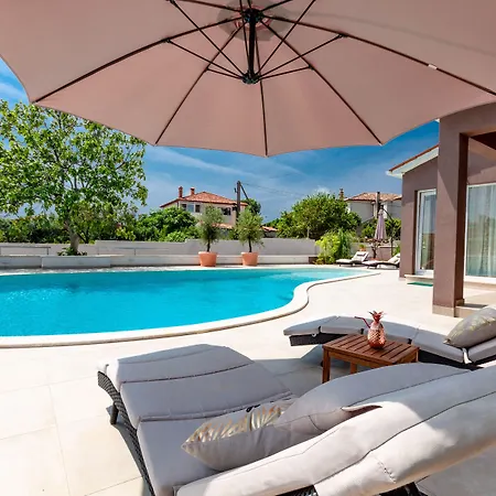 Five Bedroom Emily With Pool In 메덜린
