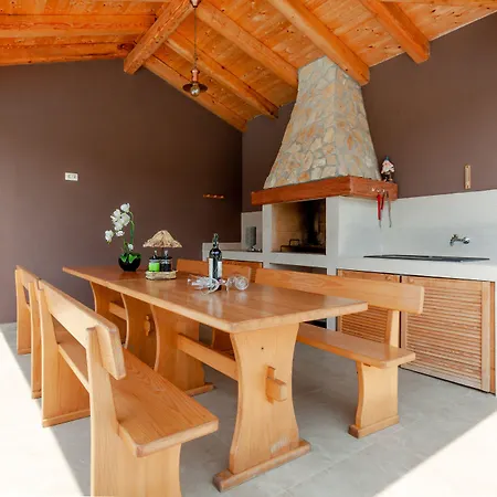 Five Bedroom Emily With Pool In 빌라 *