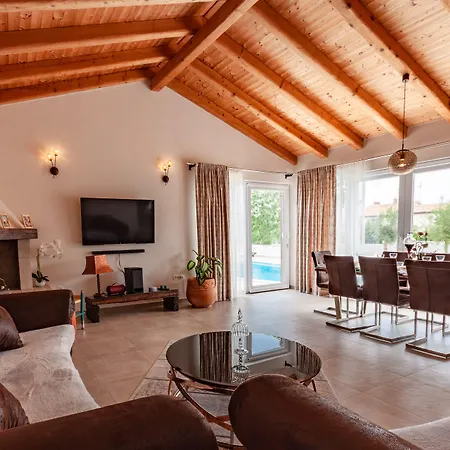 Five Bedroom Emily With Pool In *